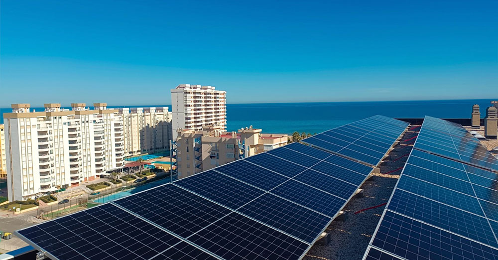 Instalación de paneles solares en hotel
